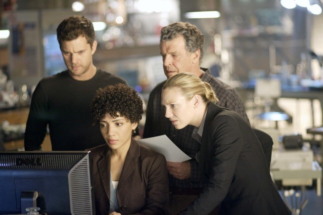 Still of Joshua Jackson, John Noble and Anna Torv in Ties riba (2008)