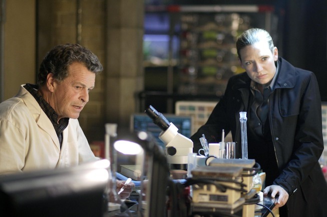 Still of John Noble and Anna Torv in Ties riba (2008)