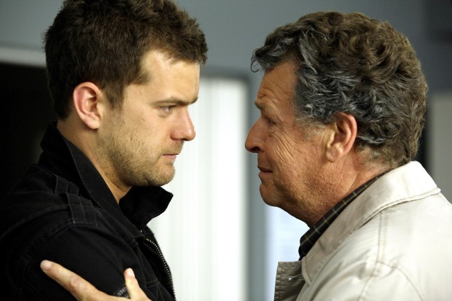 Still of Joshua Jackson and John Noble in Ties riba (2008)