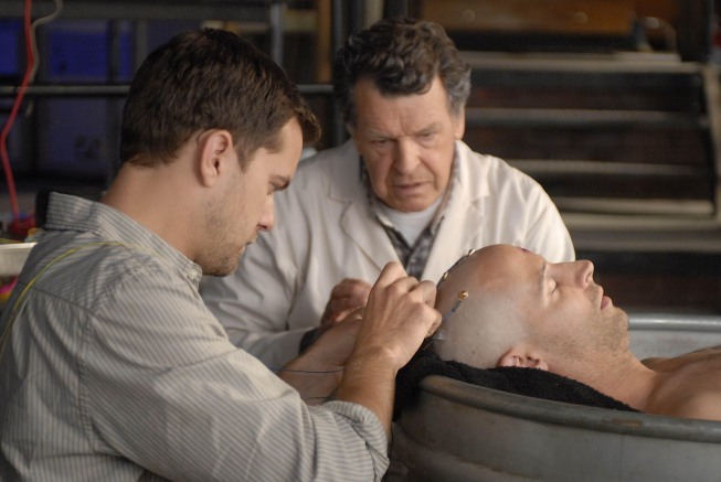 Still of Joshua Jackson and John Noble in Ties riba (2008)