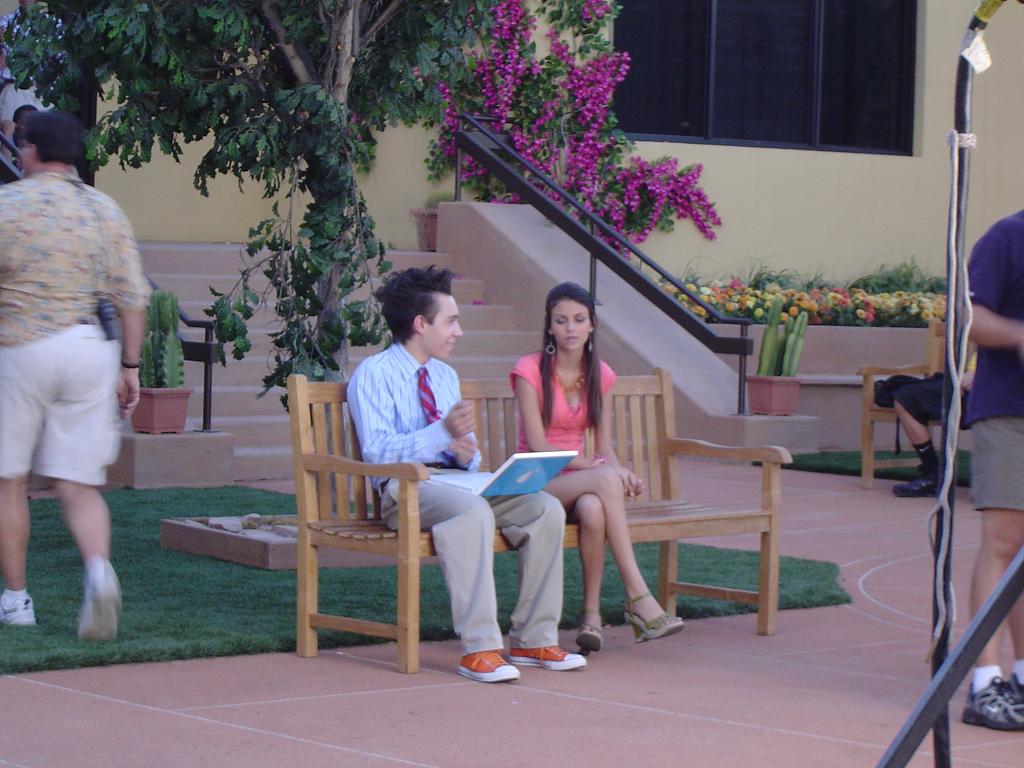 Creagen Dow and Victoria Justice on the set of Zoey 101