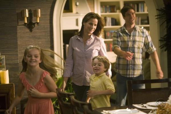 Still of Rachel Griffiths, Dave Annable, Kerris Dorsey and Maxwell Perry Cotton in Brothers & Sisters (2006)
