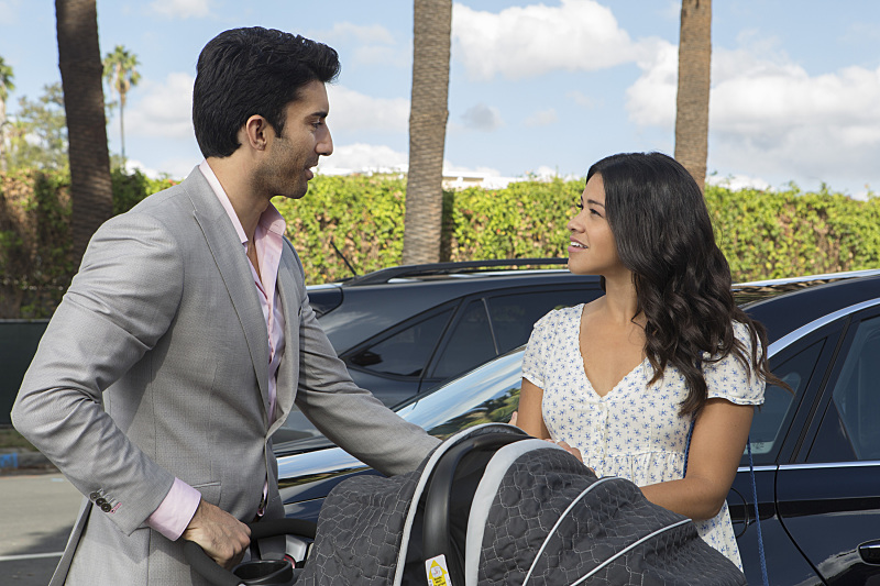 Still of Justin Baldoni and Gina Rodriguez in Jane the Virgin (2014)