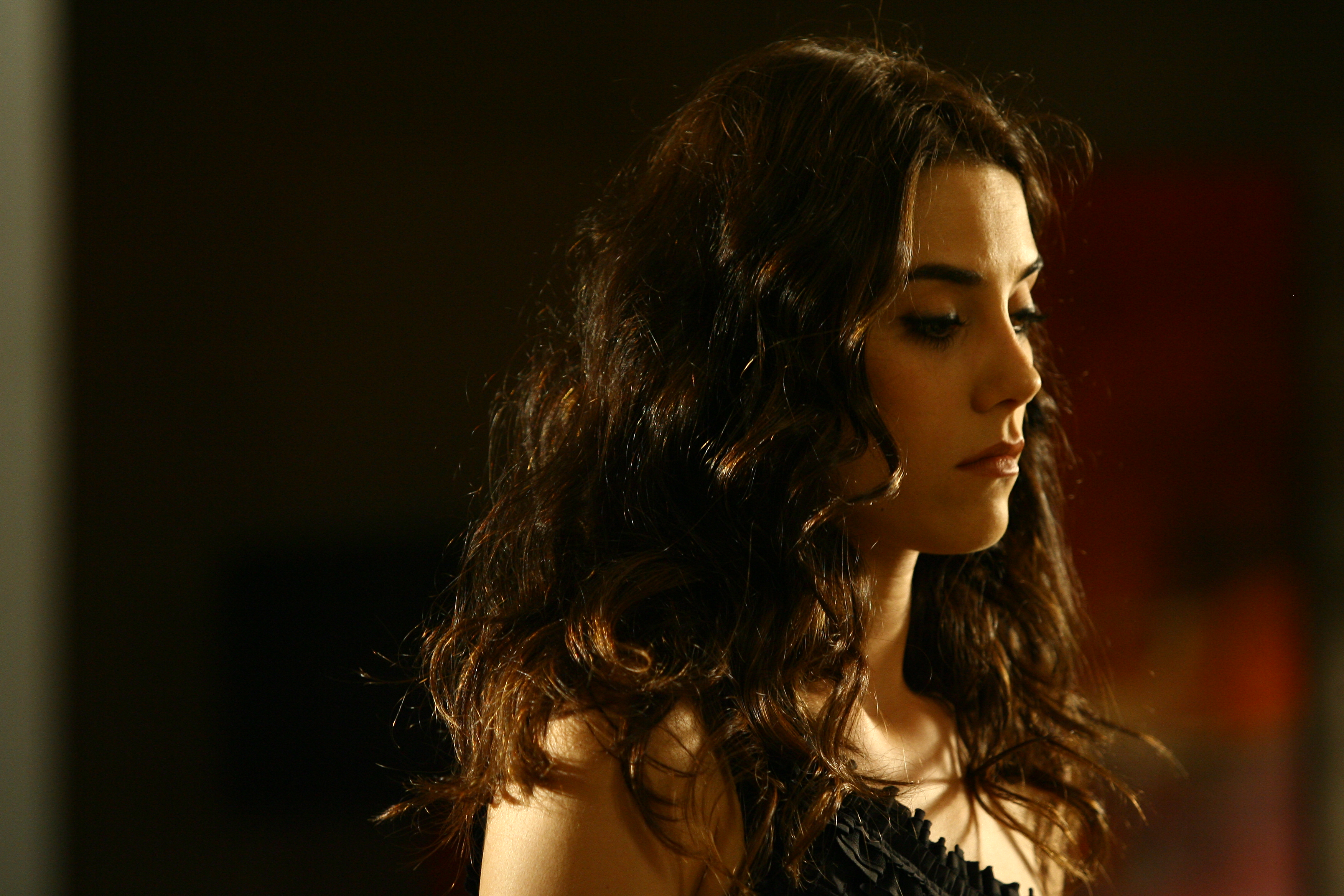 Cansu Dere in Ezel (2009)