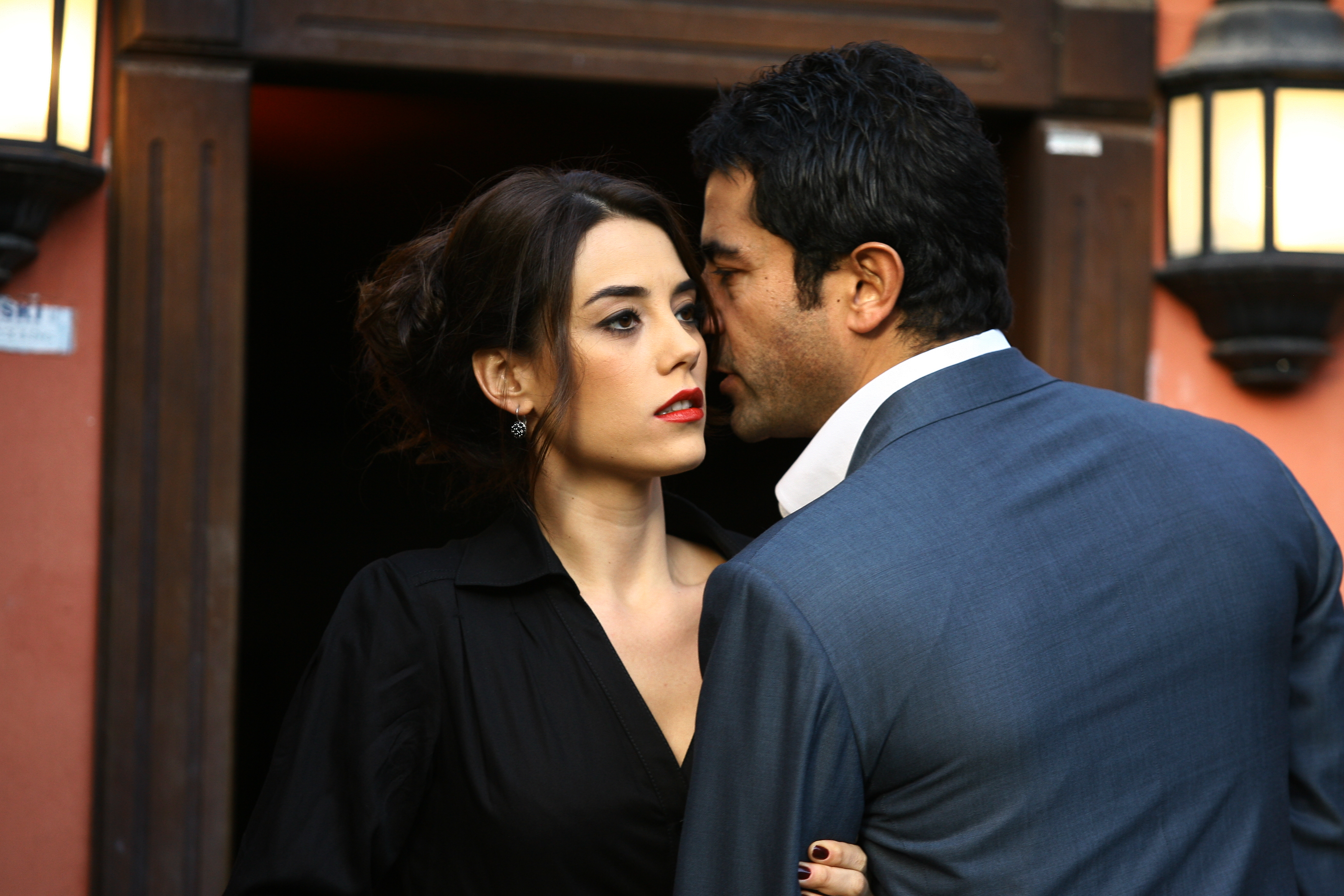 Kenan Imirzalioglu and Cansu Dere in Ezel (2009)