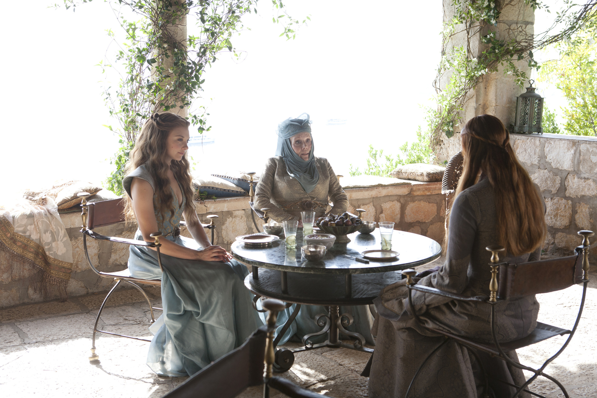 Still of Diana Rigg, Natalie Dormer and Sophie Turner in Sostu karai (2011)