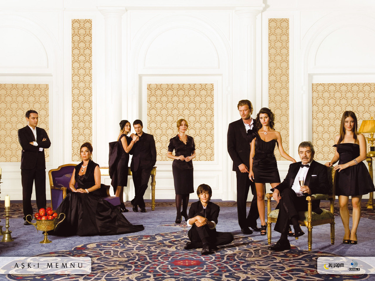 Nebahat Çehre, Selçuk Yöntem, Beren Saat, Zerrin Tekindor, Kivanç Tatlitug, Hazal Kaya, Batuhan Karacakaya, Ilker Kizmaz, Baran Akbulut and Nur Fettahoglu in Ask-i Memnu (2008)