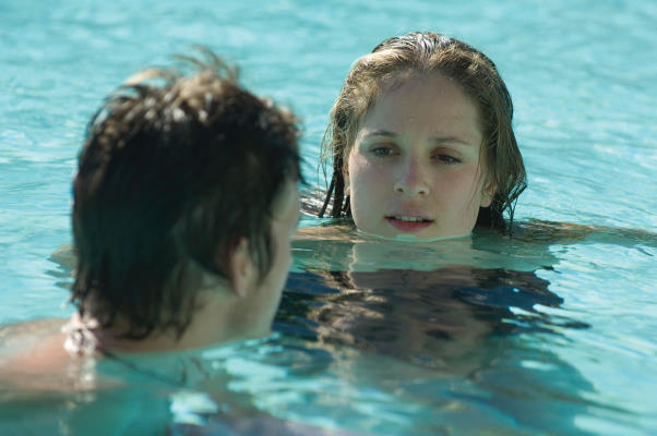 Still of Ashton Kutcher and Margarita Levieva in Mergisius (2009)