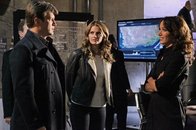 Still of Jennifer Beals, Nathan Fillion, Josh Stamberg, Stana Katic and Russell Edge in Kastlas (2009)