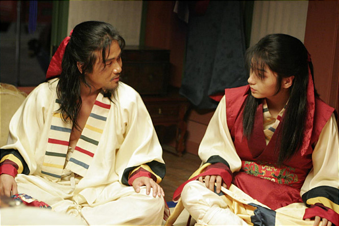 Still of Woo-seong Kam and Joon-Gi Lee in Wang-ui namja (2005)