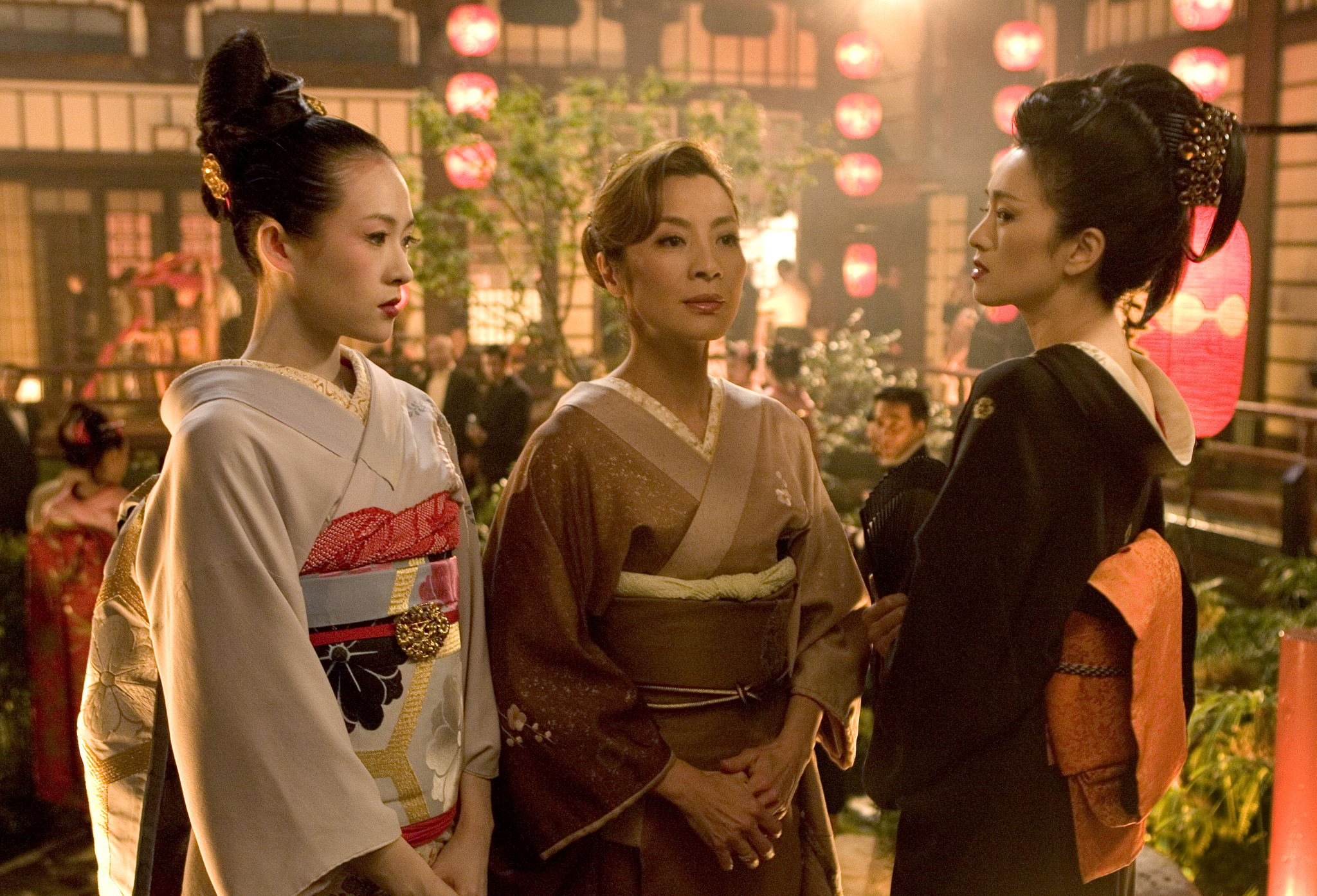 Still of Li Gong, Michelle Yeoh and Ziyi Zhang in Memoirs of a Geisha (2005)