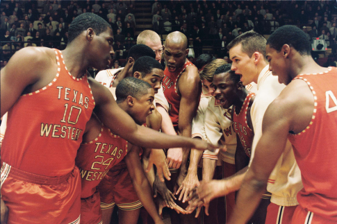 Still of Mitch Eakins, Austin Nichols, Al Shearer, Derek Luke, Mehcad Brooks, Alphonso McAuley, Damaine Radcliff and James Olivard in Glory Road (2006)