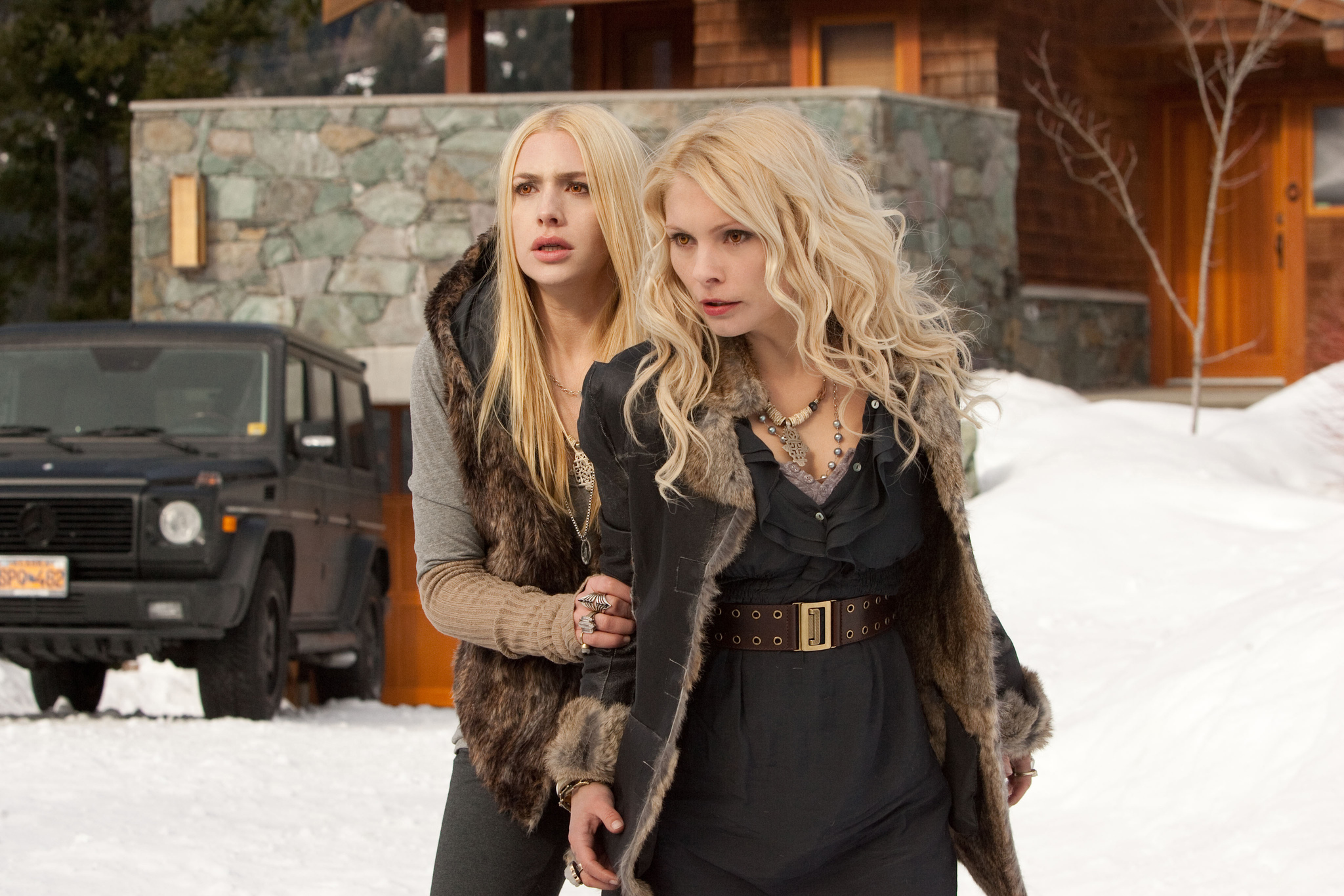 Still of Casey LaBow and MyAnna Buring in Brekstanti ausra. 2 dalis (2012)