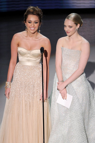 Amanda Seyfried and Miley Cyrus at event of The 82nd Annual Academy Awards (2010)