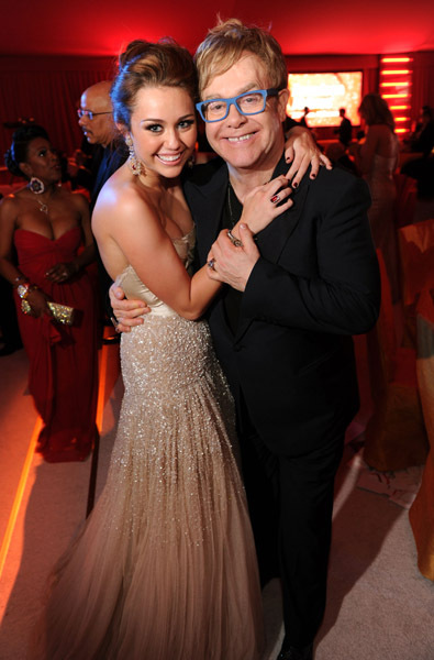 Elton John and Miley Cyrus at event of The 82nd Annual Academy Awards (2010)