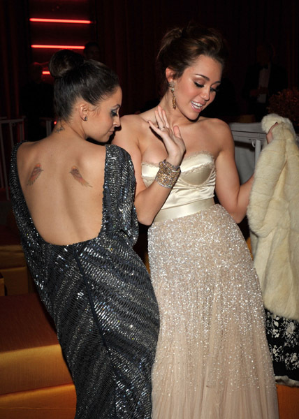 Miley Cyrus and Nicole Richie at event of The 82nd Annual Academy Awards (2010)