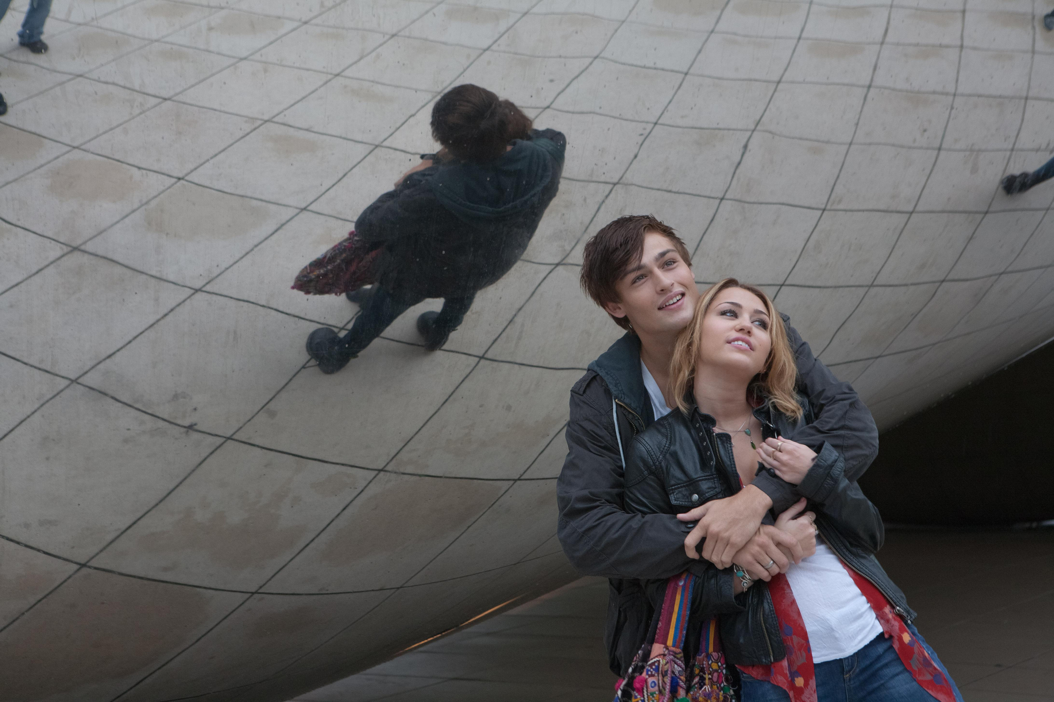 Still of Miley Cyrus and Douglas Booth in L.O.L. (2012)