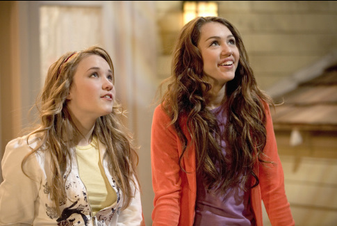 Still of Emily Osment and Miley Cyrus in Hannah Montana (2006)