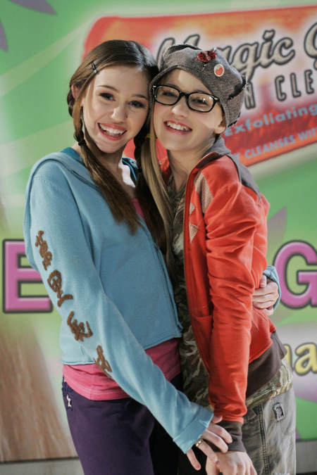 Emily Osment and Miley Cyrus in Hannah Montana (2006)