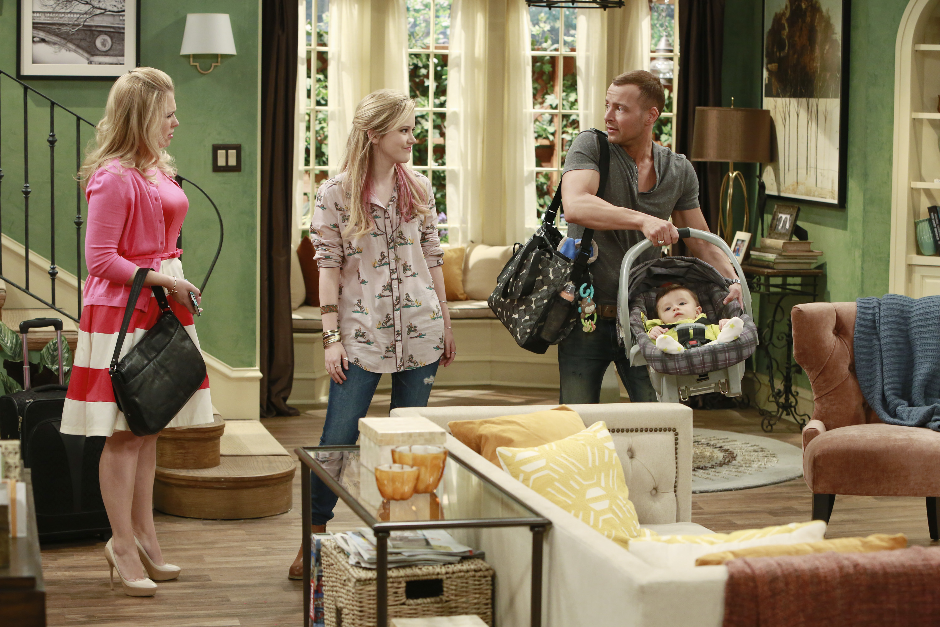 Still of Melissa Joan Hart, Joey Lawrence, Trevor Donovan, Taylor Spreitler and Tucker Wilkerson in Melissa & Joey (2010)