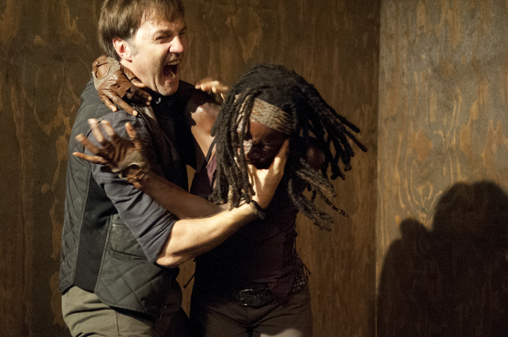 Still of David Morrissey and Danai Gurira in Vaiksciojantys negyveliai (2010)