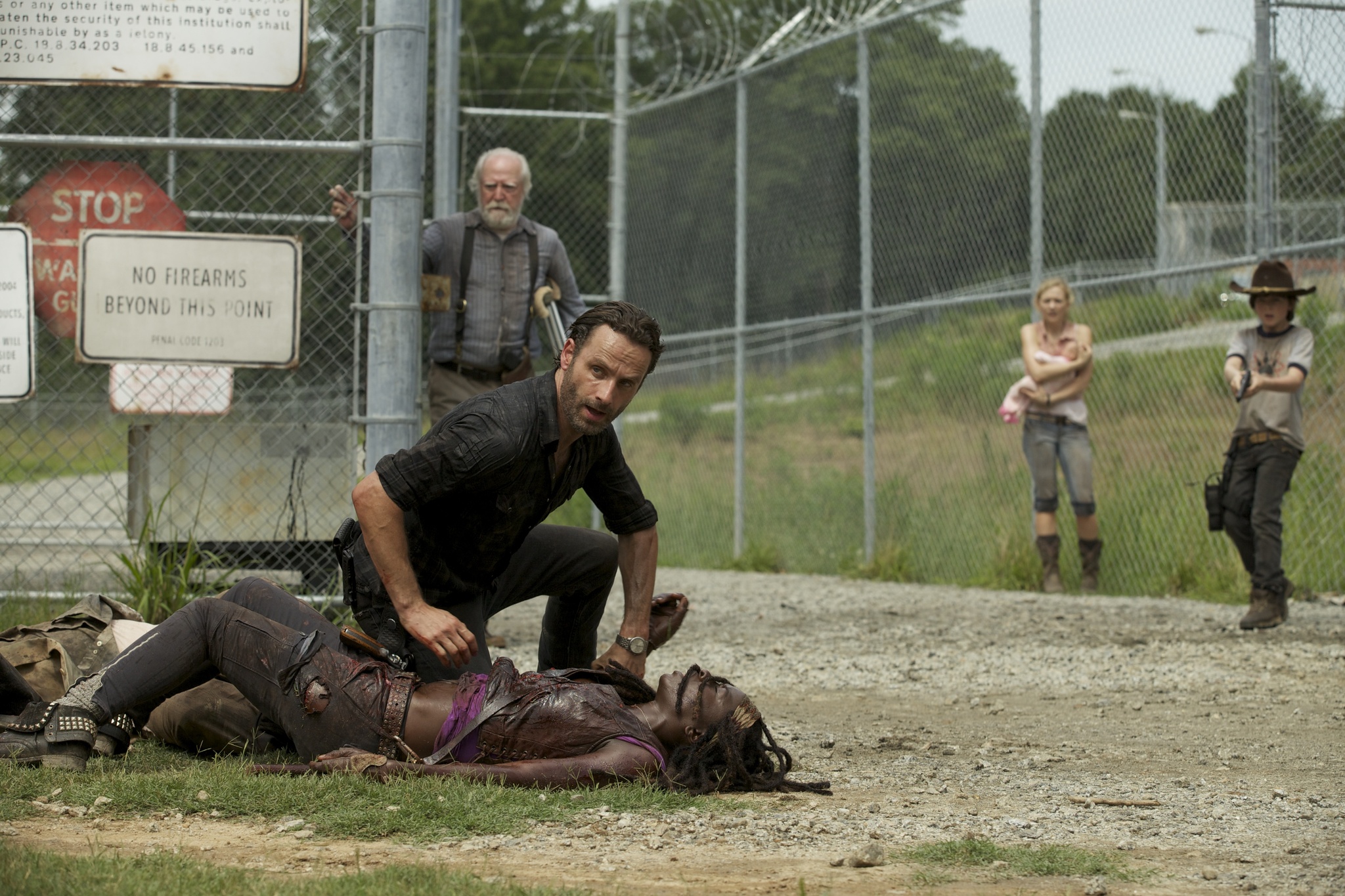 Still of Andrew Lincoln, Danai Gurira, Emily Kinney, Chandler Riggs, Blake Tyers and Beth Greene in Vaiksciojantys negyveliai: When the Dead Come Knocking (2012)