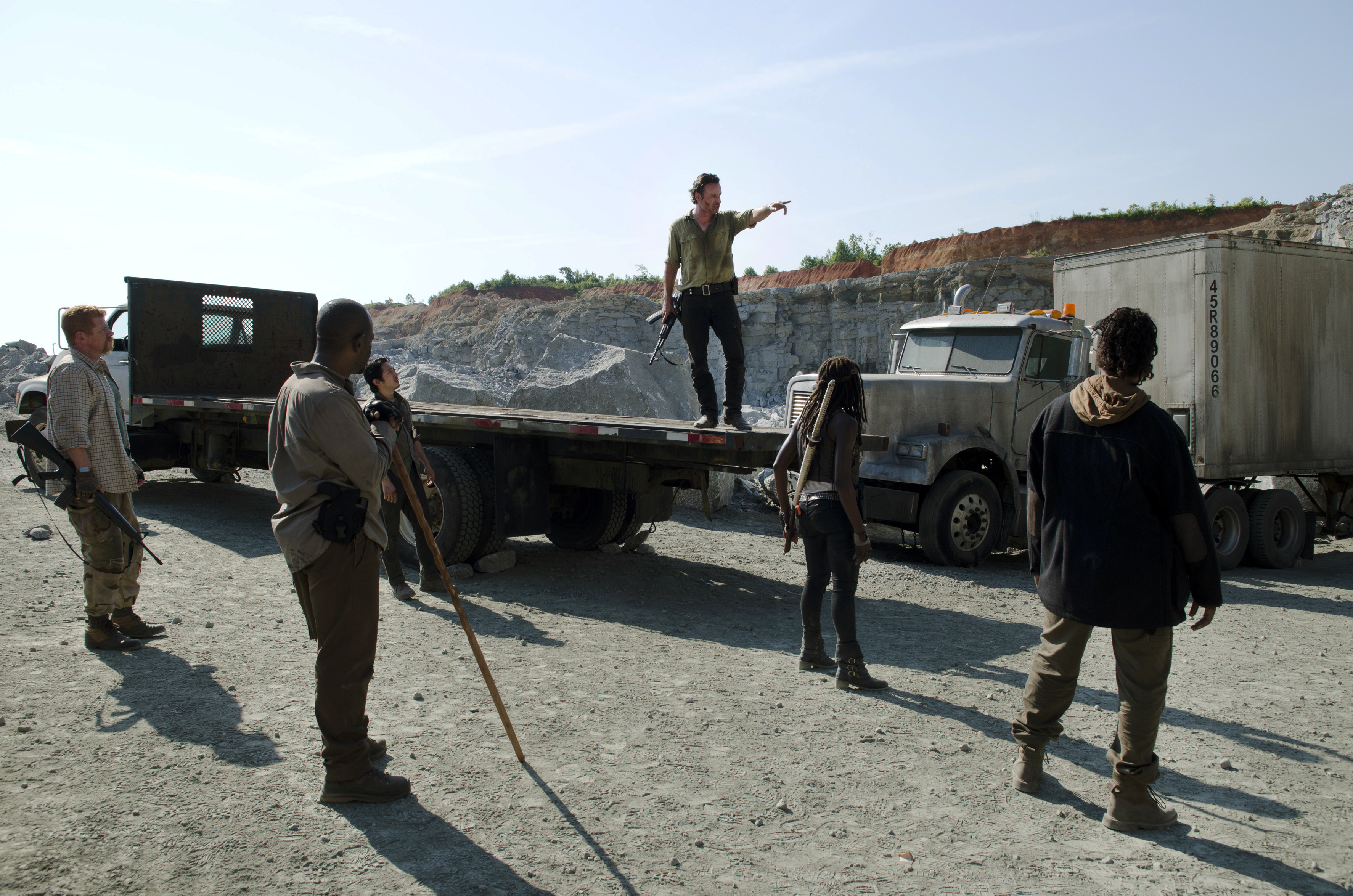 Still of Michael Cudlitz, Lennie James, Andrew Lincoln, Danai Gurira and Corey Hawkins in Vaiksciojantys negyveliai (2010)