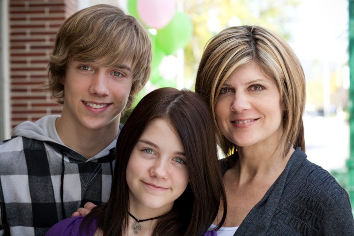 Gatlin with her brother, Cooper, and her mom, Wendi.