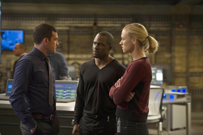 Still of Adam Sinclair, Gbenga Akinnagbe and Yvonne Strahovski in 24: Live Another Day (2014)