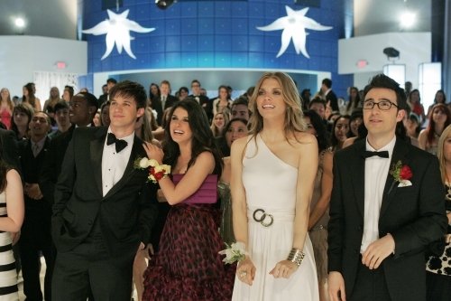 Still of Josh Zuckerman, Shenae Grimes-Beech, AnnaLynne McCord and Matt Lanter in 90210 (2008)