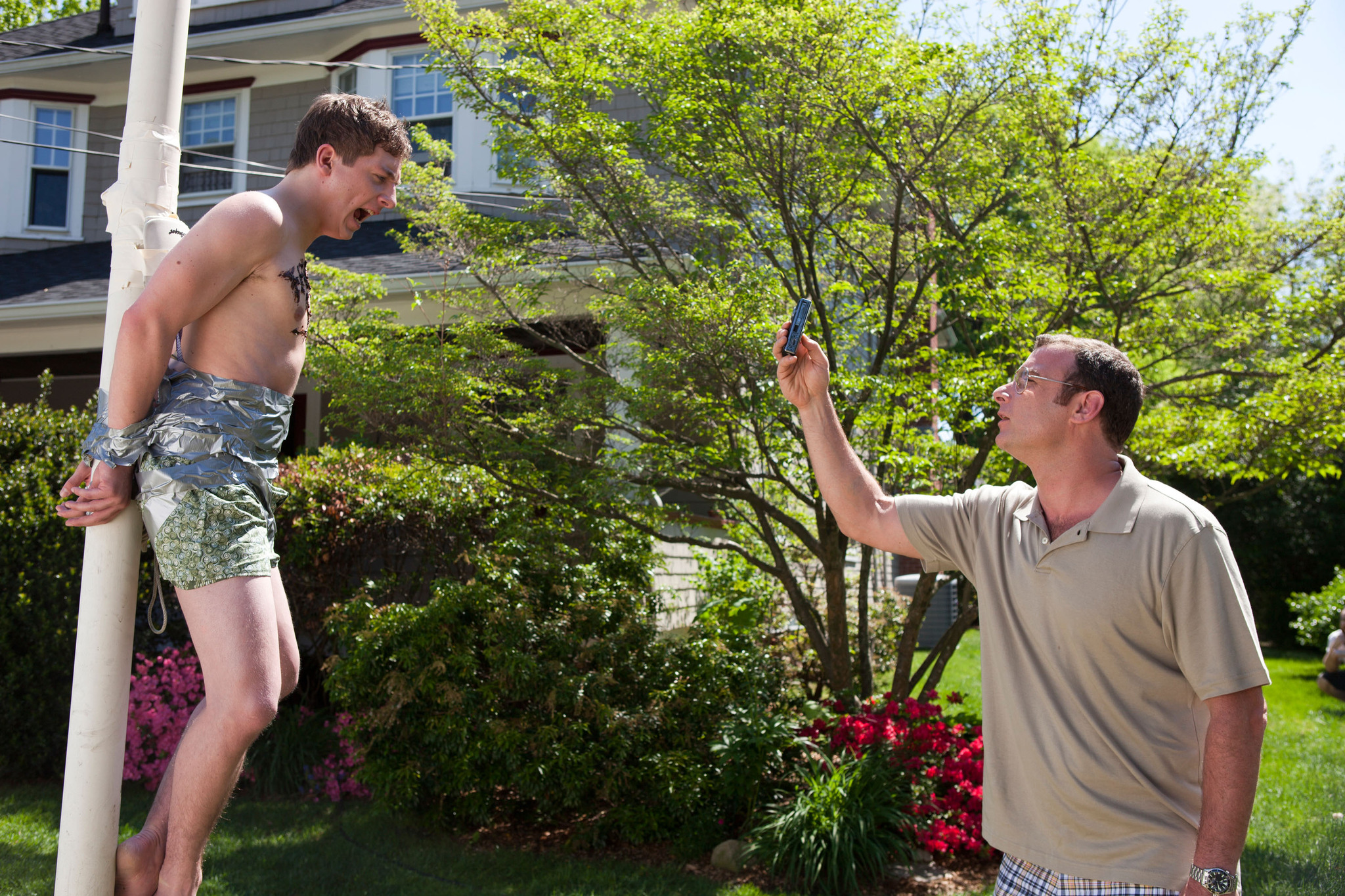 Still of Liev Schreiber and Jeremy Allen White in Kietasikniai (2013)