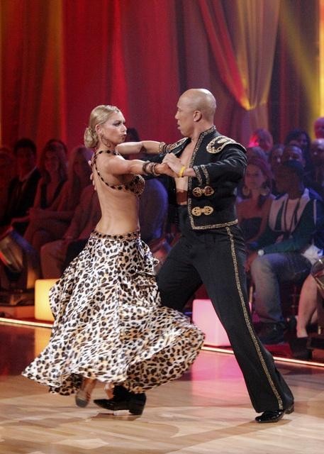 Still of Kym Johnson and Hines Ward in Dancing with the Stars (2005)