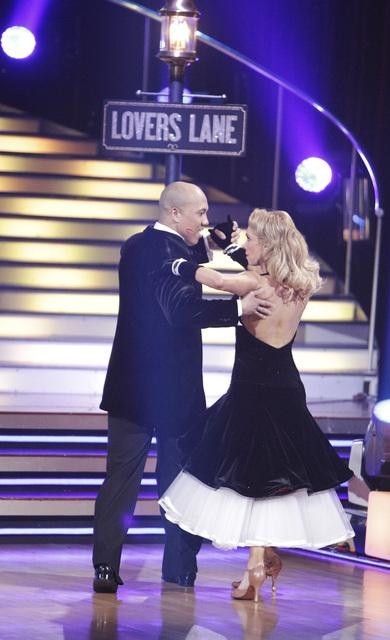 Still of Kym Johnson and Hines Ward in Dancing with the Stars (2005)