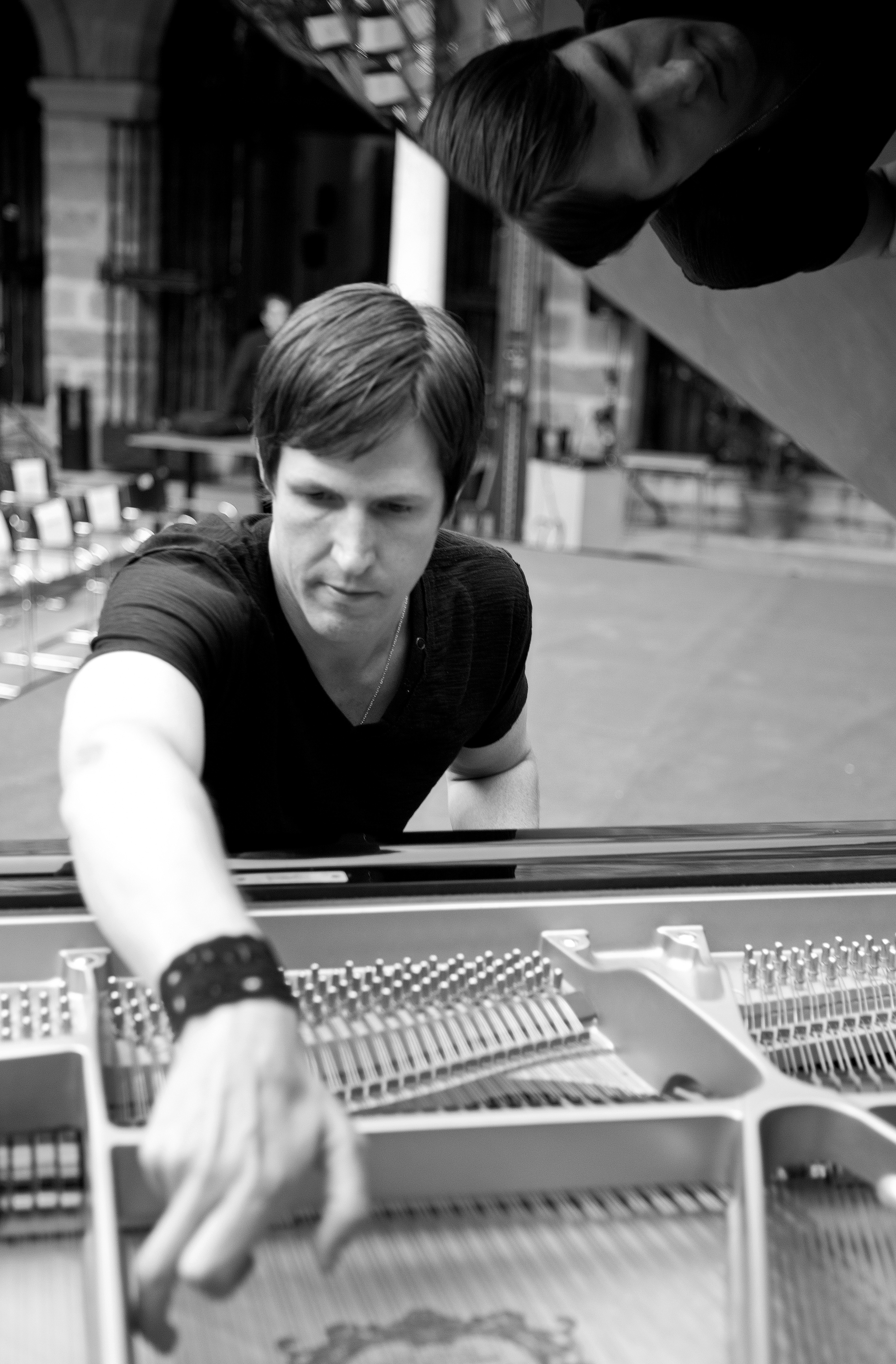 Jamie Christopherson plucking the piano at the 2010 Ubeda Film Music Festival