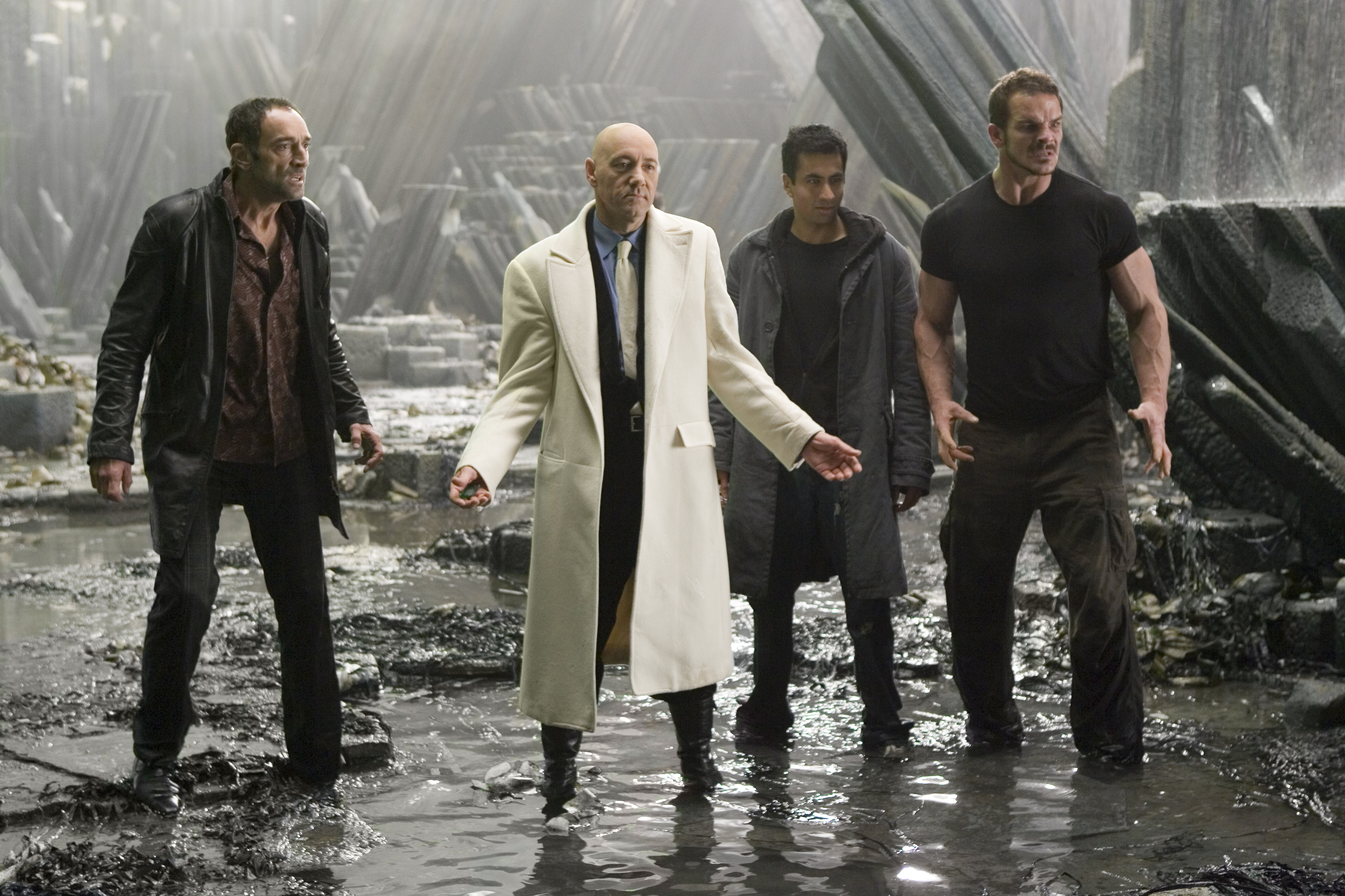 Still of Kevin Spacey, Kal Penn, Ian Roberts and Vincent Stone in Superman Returns (2006)
