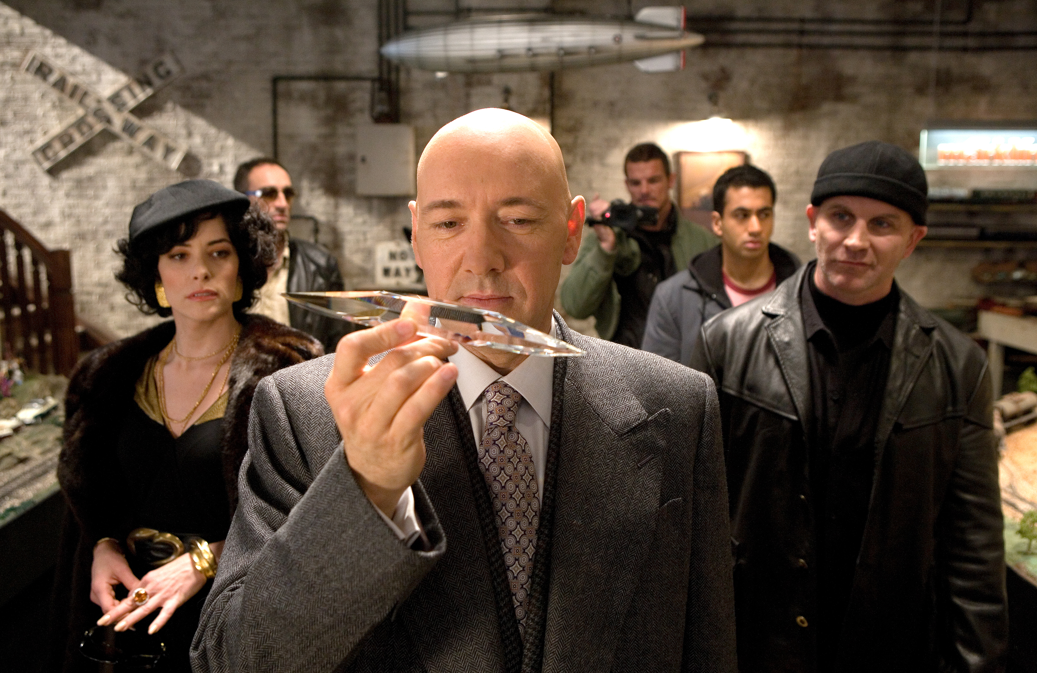 Still of Parker Posey, Kevin Spacey, David Fabrizio, Kal Penn, Ian Roberts and Vincent Stone in Superman Returns (2006)
