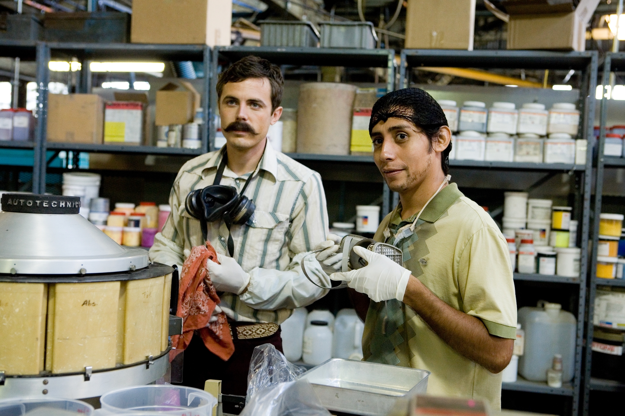 Still of Casey Affleck and Luis Chávez in Ocean's Thirteen (2007)