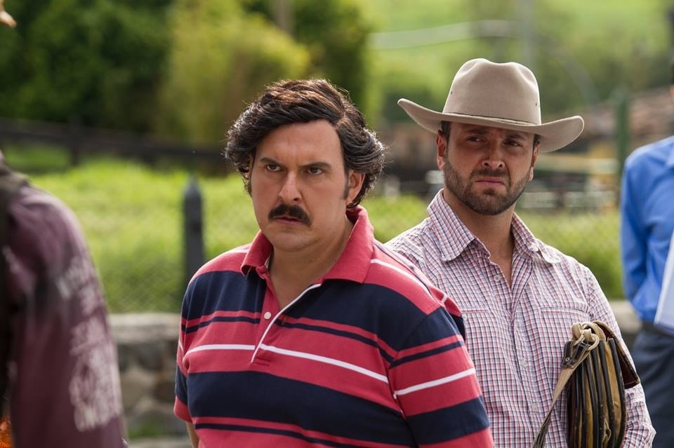 Pedro Motoa ( Joavany Alvarez ) and Pablo Escobar in 