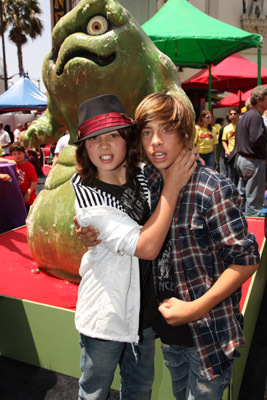 Jimmy Bennett and Leo Howard at event of Shorts (2009)