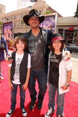 Robert Rodriguez, Trevor Gagnon and Leo Howard at event of Shorts (2009)