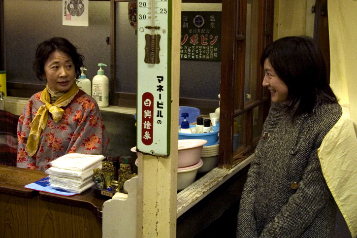 Still of Ryôko Hirosue and Kazuko Yoshiyuki in Okuribito (2008)