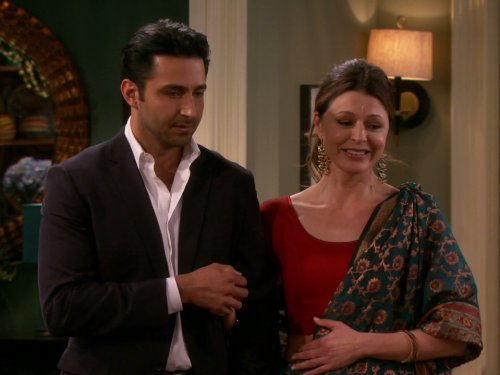 Still of Jane Leeves and Pej Vahdat in Hot in Cleveland (2010)