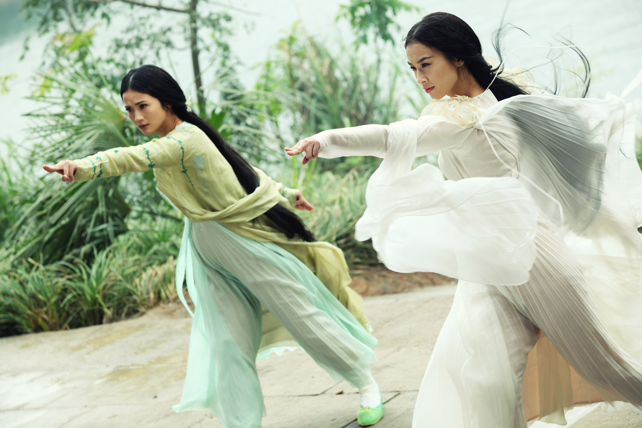 Still of Charlene Choi and Shengyi Huang in Bai she chuan shuo (2011)