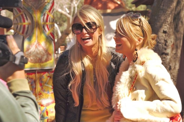 Still of Paris Hilton and Nicole Richie in The Simple Life (2003)