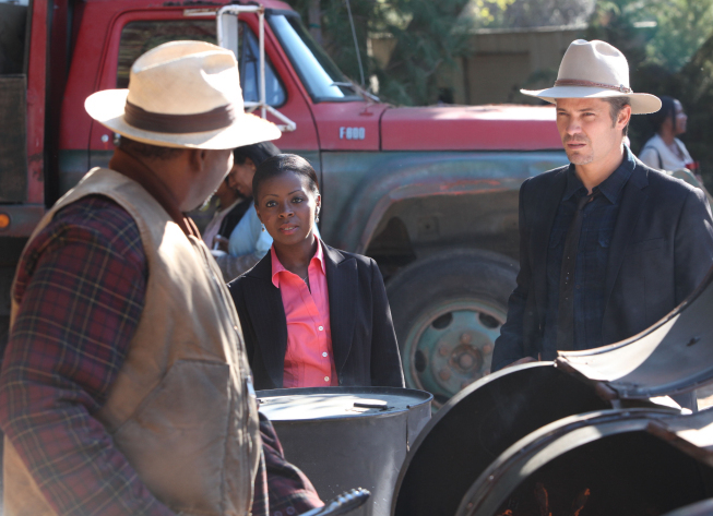 Still of Timothy Olyphant, Mykelti Williamson and Erica Tazel in Justified (2010)