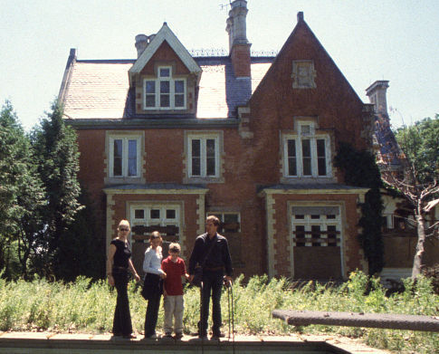 Still of Sharon Stone, Dennis Quaid, Kristen Stewart and Ryan Wilson in Cold Creek Manor (2003)