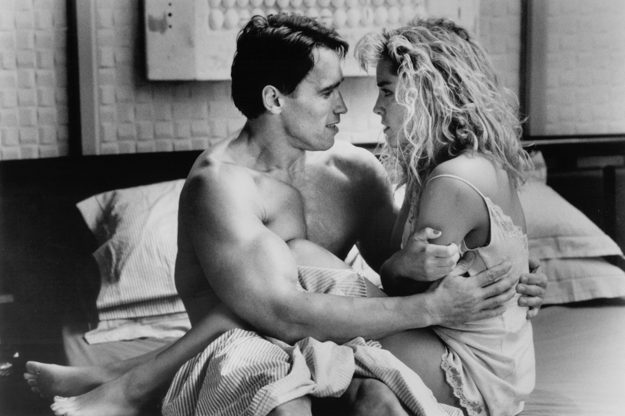 Still of Arnold Schwarzenegger and Sharon Stone in Viska prisiminti (1990)