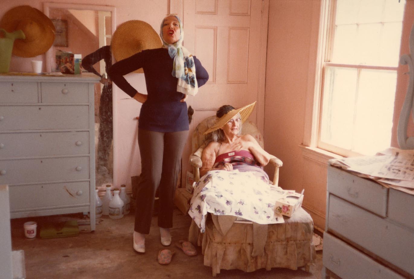 Still of Edith Bouvier Beale and Edith 'Little Edie' Bouvier Beale in Grey Gardens (1975)