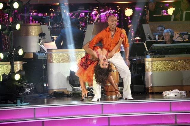 Still of Karina Smirnoff and J.R. Martinez in Dancing with the Stars (2005)