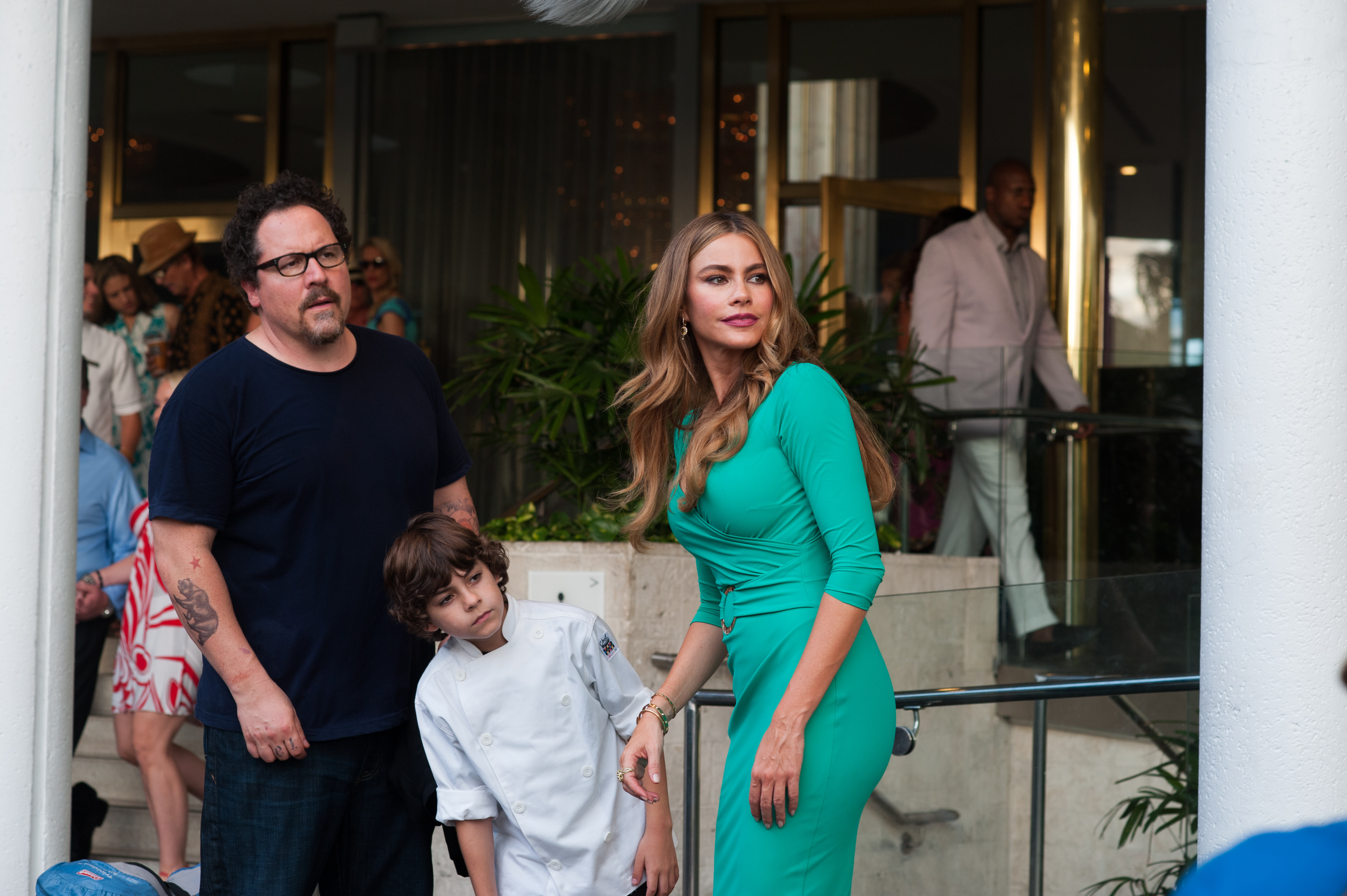 Still of Sofía Vergara, Jon Favreau and Emjay Anthony in Sefas ant ratu (2014)